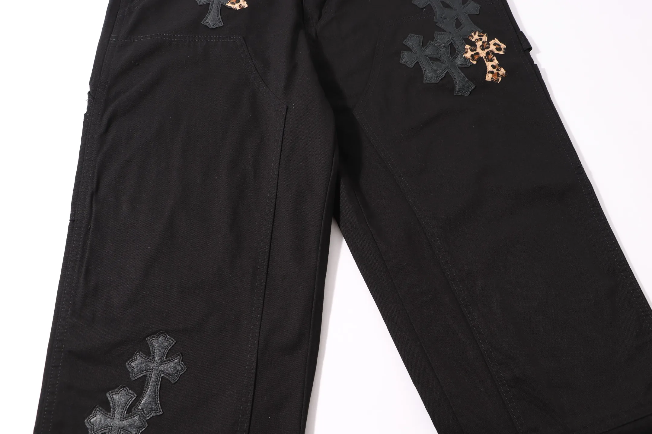 P260 Style No.: H28 Crow Heart & 𝐂𝐡𝐫𝐨𝐦𝐞 𝐇𝐞𝐚𝐫𝐭 ss25 The same black leopard print leather casual button-down logging pants as the star. Styles with different washed textures are very friendly to people with thin legs. The slightly flared version perfectly modifies the leg shape. The timeless and moderate length makes it easy to match and match. It is the basis for various styles and is a must-have in your wardrobe! The fabric is stiff but also makes the upper body soft without losing texture. The washing process is even more perfect. It is a must-have item for everyone! ! ! Washed wheat, hang tag, pants label, three labels complete Color: black Size: 28-30-32-34-36